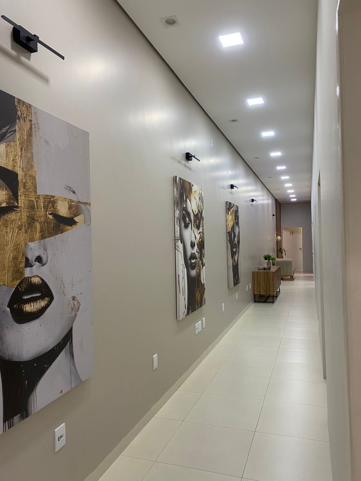 Corredor com Quadros